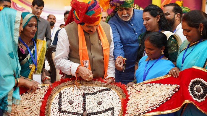 एमपी के सीएम मोहन यादव को रक्षाबंधन कार्यक्रम में राखी बांधती बहनें