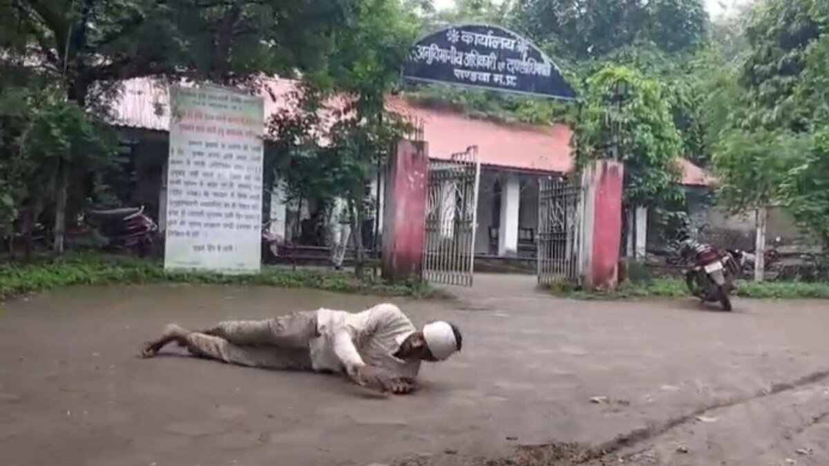 जब कीचड़ से सनी सड़क पर लेटते हुए डीएम के ऑफिस में पहुंचा किसान...