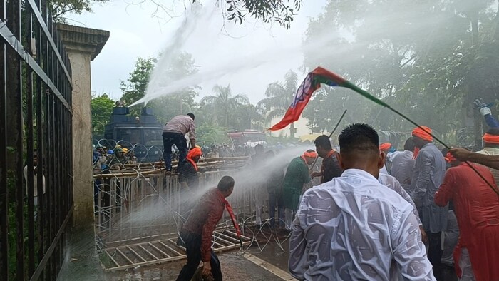 विरोध करते बीजेपी के कार्यकर्ता