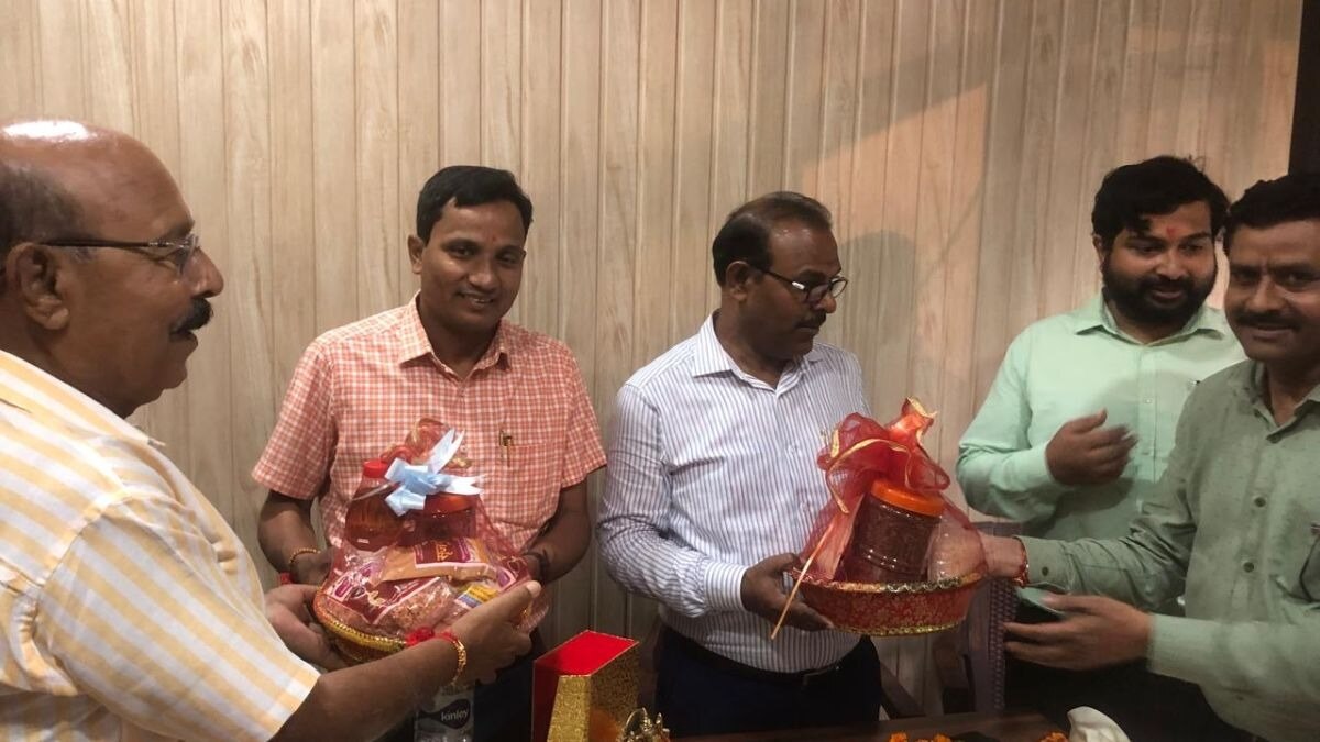 यूपी के किसानों को कारोबारी बनाने के लिए योगी सरकार की मदद से झांसी में शुरू हुआ कृषि उत्पाद बिक्री केंद्र