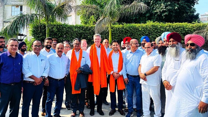 करनाल में एक कार्यक्रम के दौरान सिंजेन्टा के ग्लोबल सीईओ जेफ रो किसानों के साथ.