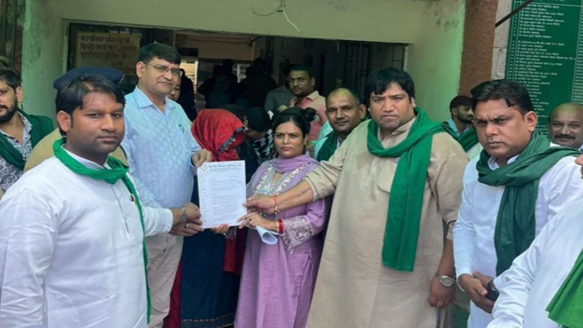 मेरठ में कंगना के खिलाफ FIR कराने के लिए किसानों ने घेरा थाना, ट्रैक्टर-ट्रॉली के साथ पहुंचे