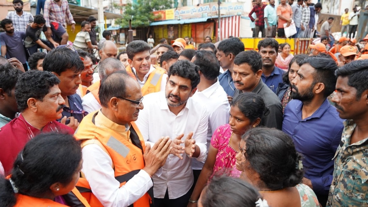 Shivraj Singh Chouhan का तेलंगाना दौरा 3 बाढ़ में डूबे आंध्र प्रदेश में केन्द्रीय मंत्री शिवराज सिंह चौहान का दौरा, किसानों से किया सही मुआवजे का वादा - Union Agriculture Minister Shivraj Singh Chouhan ...