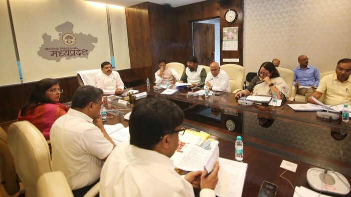पशुपालन एवं डेयरी विभाग के कार्यों की समीक्षा करते हुए सीएम मोहन यादव. फोटो- X@CMMadhyaPradesh