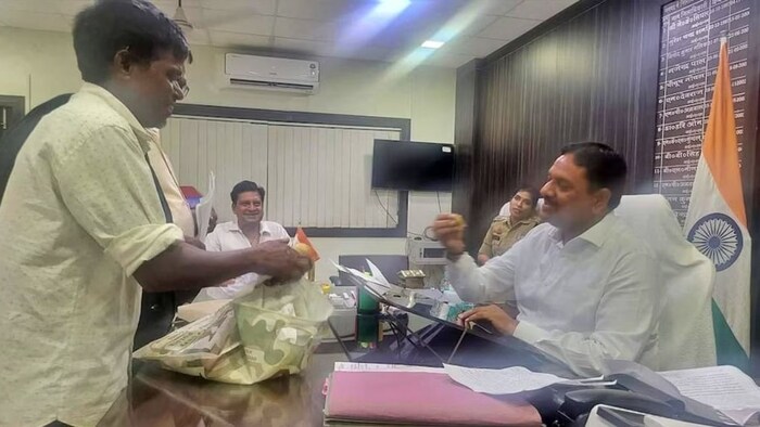 डीएम ने मजदूर से की अनोखी मांग