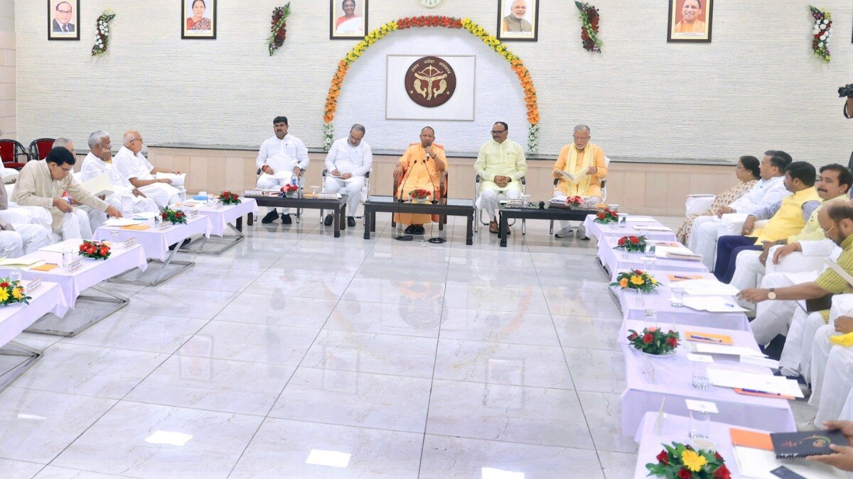 फील्ड में उतरे प्रभारी मंत्री- मुख्यमंत्री योगी आदित्यनाथ