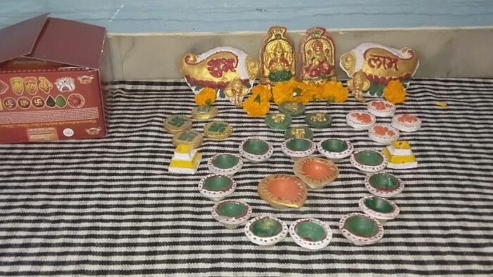 मथुरा की महिला सहायता समूह द्वारा बनाया गया गाय के गोबर से दीपक