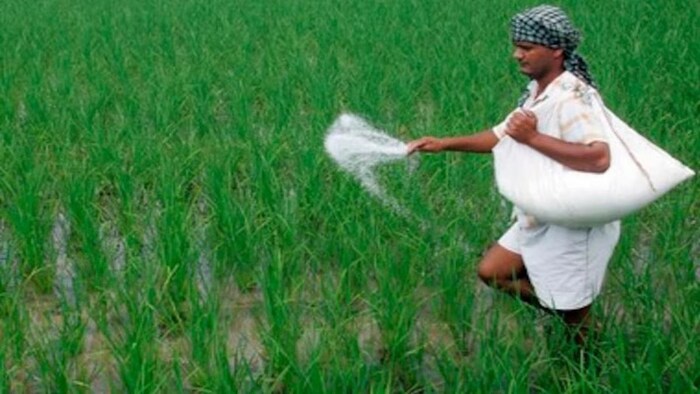 किसानों को सस्ती कीमत पर खाद उपलब्ध कराने के लिए केंद्र ने यह बड़ा फैसला लिया है.