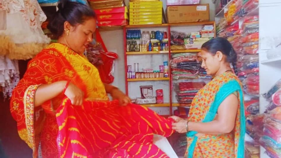 मजदूरी करते-करते गांव की महिला बन गई सफल कपड़ा व्यापारी, प्रेरक है जयपाली मरकाम की कहानी मजदूरी करते-करते गांव की महिला बन गई सफल कपड़ा व्यापारी, प्रेरक है जयपाली मरकाम की कहानी