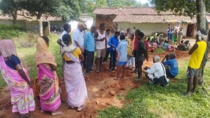 मृतक परिवार के घर जमा हुए लोग