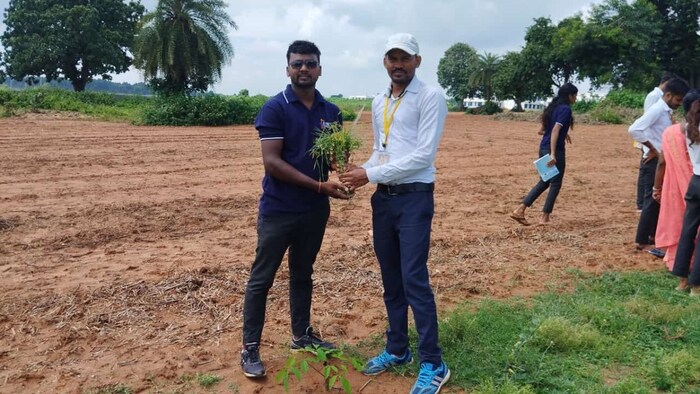 अपने खेत में किसान ओम प्रकाश