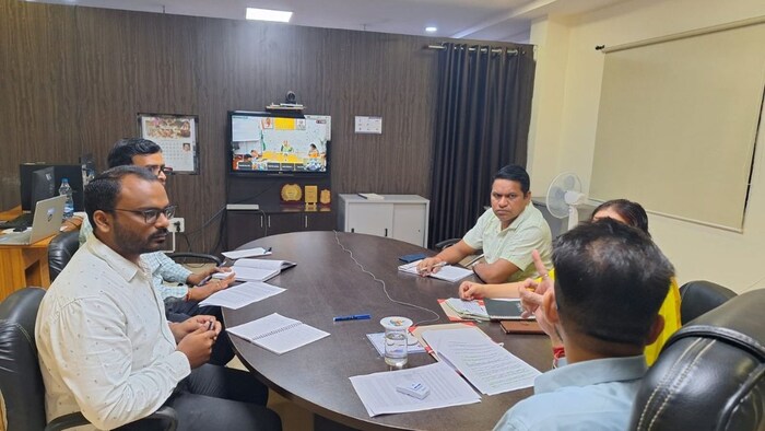 'पीएम जुगा' मुहिम को लागू करने के लिए केंद्र सरकार द्वारा आहूत बैठक में छत्तीसगढ़ सरकार के अधिकारी (फोटो: साभार, छग सरकार)