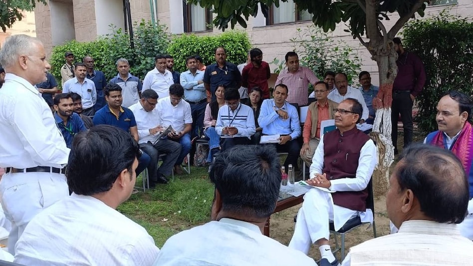 किसानों से मिले कृषि मंत्री शिवराज सिंह चौहान, इस महीने से आधुनिक कृषि चौपाल शुरू करने का वादा किसानों से मिले कृषि मंत्री शिवराज सिंह चौहान, इस महीने से आधुनिक कृषि चौपाल शुरू करने का वादा