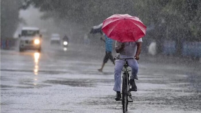 Heavy rain lashed out at several places in Mumbai today.