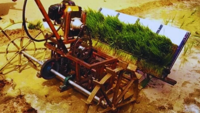 पौधा रोपाई की देसी मशीन