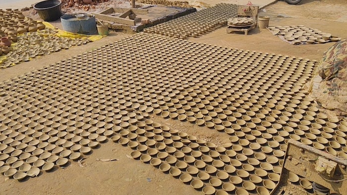 जयसिंहपुर गांव के 40 कुम्हार परिवार बना रहे दीपोत्सव के लिए दीए (Photo-Kisan Tak)