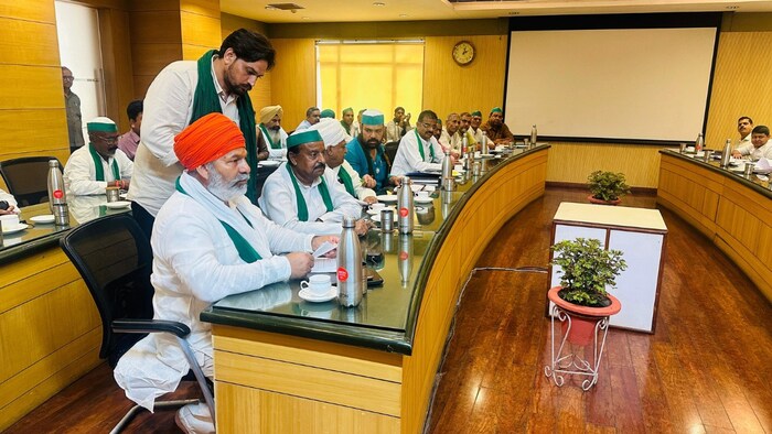 फसल बीमा का जल्द से जल्द भुगतान करने जैसी मांगें उठाई गईं