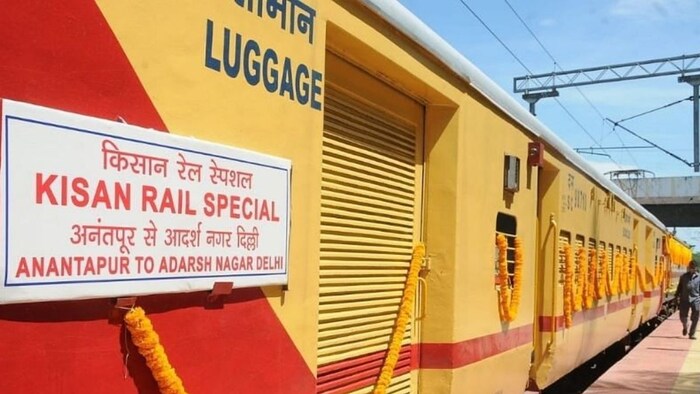 रेल मंत्री ने 'शेतकरी समृद्धि' स्पेशल किसान ट्रेन का शुभारंभ किया.