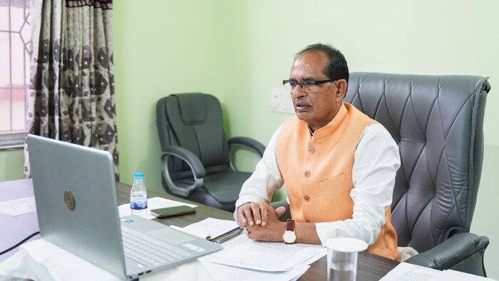 पराली प्रबंधन पर वीसी के माध्यम से चर्चा करते हुए केंद्रीय कृषि मंत्री शिवराज सिंह चौहान