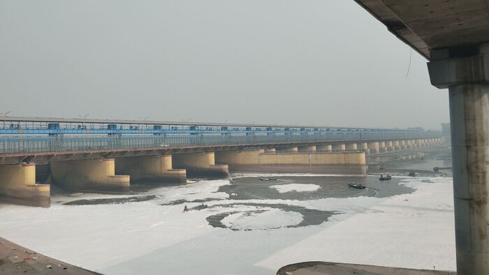 यमुना नदी में फैला झाग.