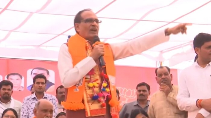 बुधनी उप चुनाव के लिए प्रचार करते हुए शिवराज सिंह चौहान