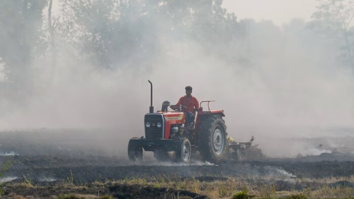 बीते साल के कुल आंकड़ों की तुलना करें तो पराली जलाने की घटनाएं 26 फीसदी कम हो गई हैं.
