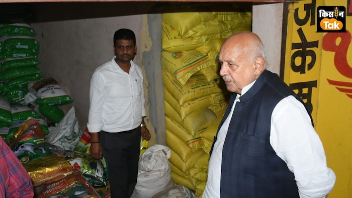 कृषि मंत्री सूर्य प्रताप शाही ने सोमवार को वाराणसी मंडल में खाद उपलब्धता की समीक्षा की.