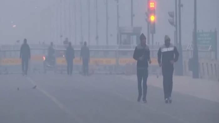 कर्तव्यपथ पर सुबह सैर पर निकले लोग. (फोटो-एएनआई)