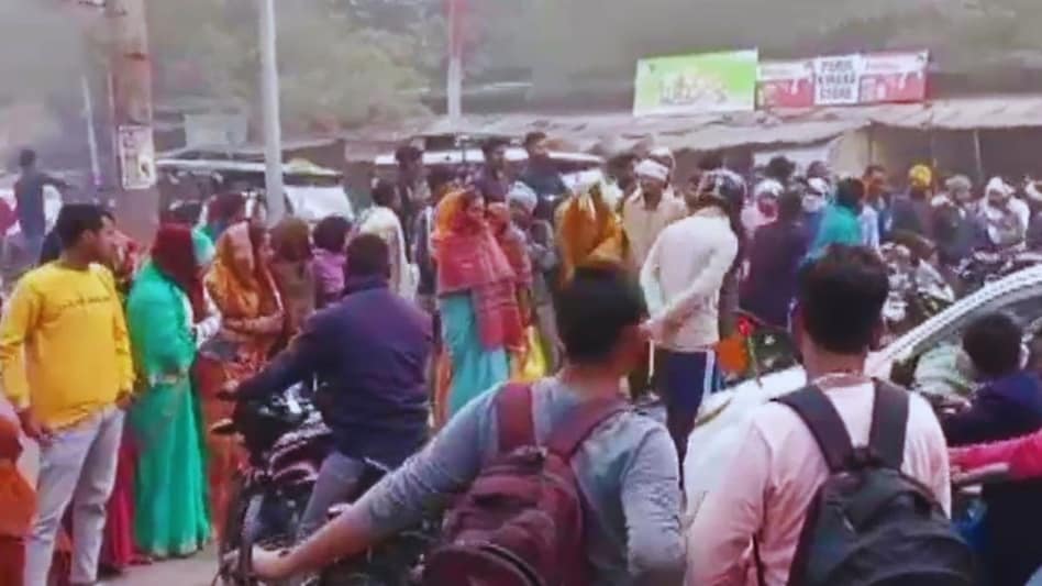 DAP fertilizer: यूपी के बांदा में खाद संकट का दिखा असर, किसानों ने हाईवे किया जाम DAP fertilizer: यूपी के बांदा में खाद संकट का दिखा असर, किसानों ने हाईवे किया जाम