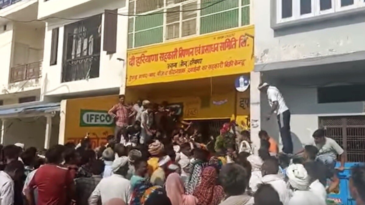 यूपी से लेकर एमपी तक खाद के लिए हाहाकार, एक-एक बोरी के लिए टूट पड़े लोग