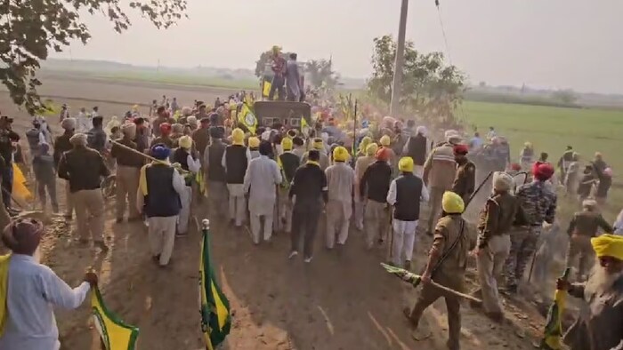 भूमि के मुआवजे को लेकर विरोध कर रहे किसानों और पुलिस के बीच कहासुनी के बाद हाथापाई हो गई.