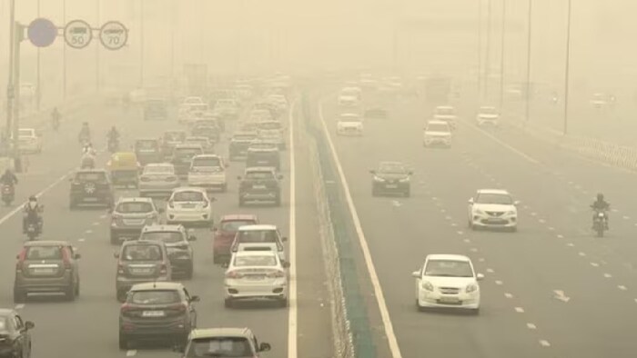 दिल्ली में शनिवार की सुबह एक बार फिर एयर क्वालिटी इंडेक्स (AQI) 350 के पार पहुंच गया.