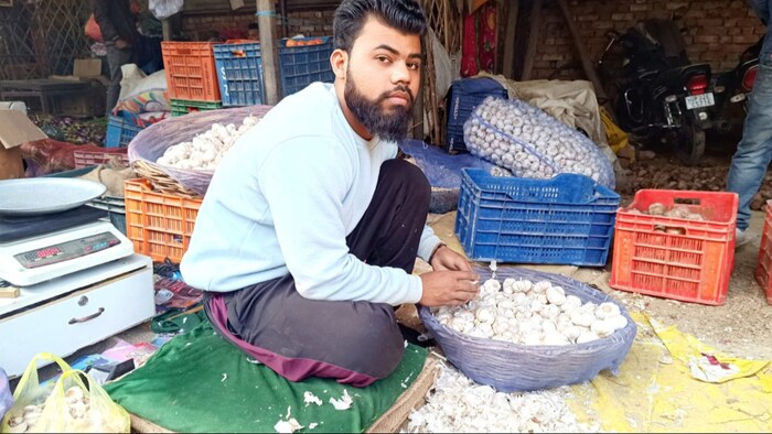 लखनऊ में लहसुन के थोक कारोबारी शारिक (Photo- Kisan Tak)