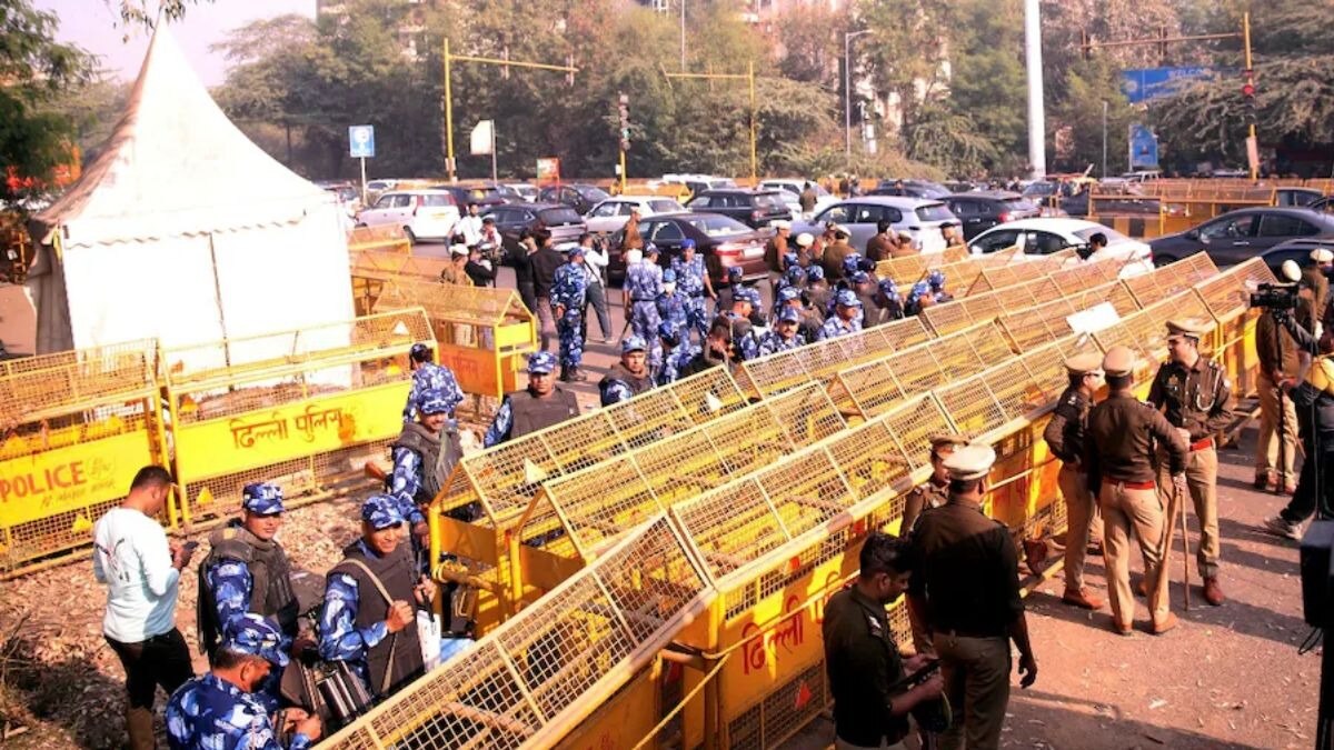 बैरिकेडिंग कर खड़ी पुलिस. (फाइल फोटो)