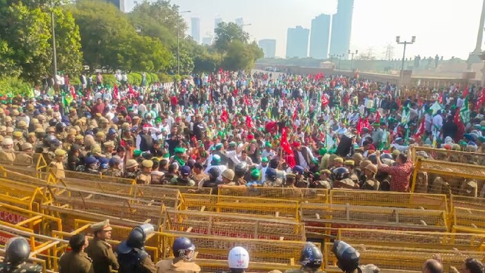 पश्चिमी यूपी के किसान दिल्ली की सीमाओं पर डटे हुए हैं, जबकि पंजाब के किसानों दिल्ली कूच की घोषणा कर दी है.