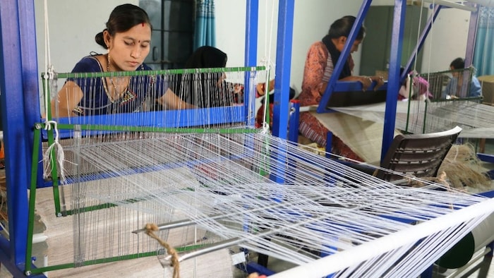 केले के रेशे से चटाई बनाते हुए महिलाएं.