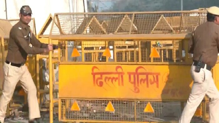 Police have barricaded the Delhi-Noida border in view of the farmers' march to Parliament.