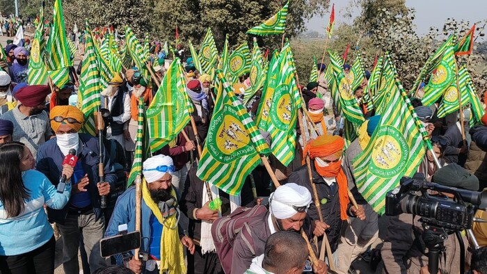 101 किसानों का जत्था दिल्ली के लिए रवाना हो गया है.