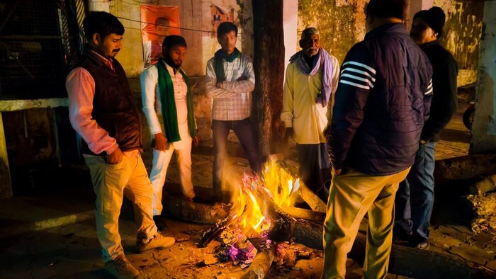 यूपी में ठंड का सितम लगातार जारी है.