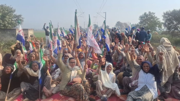 अमृतसर में महिला किसानों ने रेल ट्रैक जाम किया.