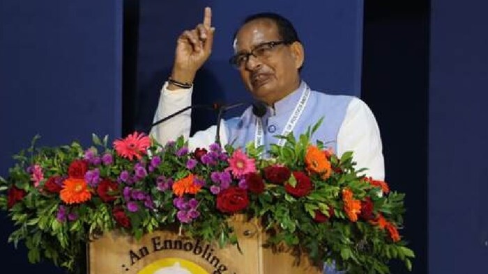 कृषि मंत्री ने कहा कम पानी में ज़्यादा सिंचाई की तकनीक विकसित करनी होगी.