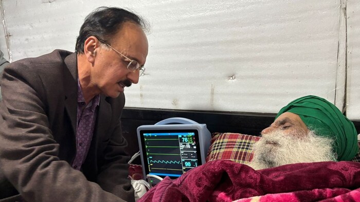 जगजीत सिंह डल्लेवाल से बात करते सुप्रीम कोर्ट पैनल के मेंबर देविंदर शर्मा