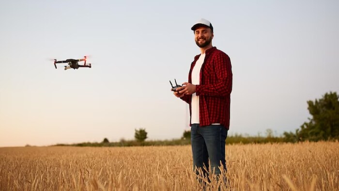 ड्रोन का इस्तेमाल खेती में बड़े पैमाने पर किया जा रहा है.