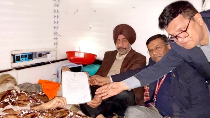 जगजीत सिंह डल्लेवाल को बातचीत का न्यौता सौंपते कृषि मंत्रालय के अधिकारी.