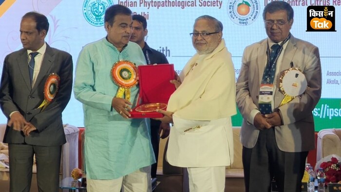 केंद्रीय मंत्री नितिन गडकरी ने धानुका एग्रीटेक के चेयरमैन डॉ. आरजी अग्रवाल को सम्मानित किया.