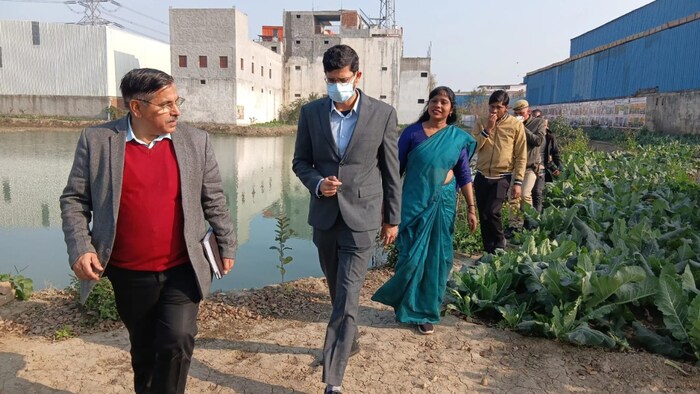 गाजियाबाद के मुख्य विकास अधिकारी अभिनव गोपाल ने तालाब का लिया जायजा