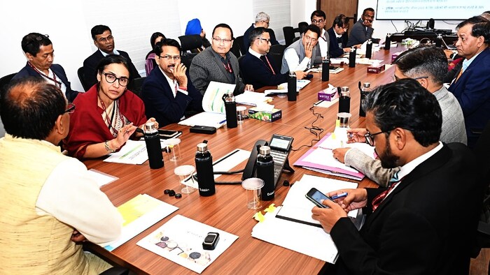 कृषि मंत्रालय के अधिकारियों की बैठक लेते शिवराज सिंह चौहान.