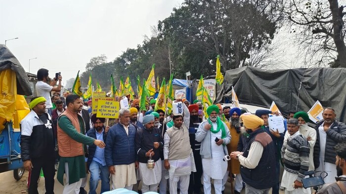 खनौरी बॉर्डर पर जल लेकर पहुंच रहे किसान