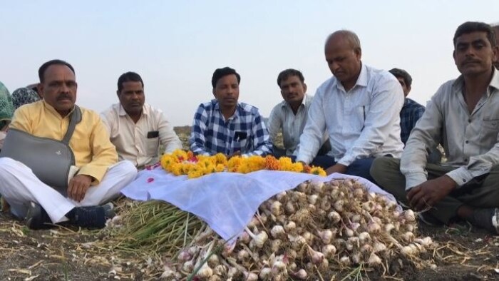 Farmers protesting against garlic prices