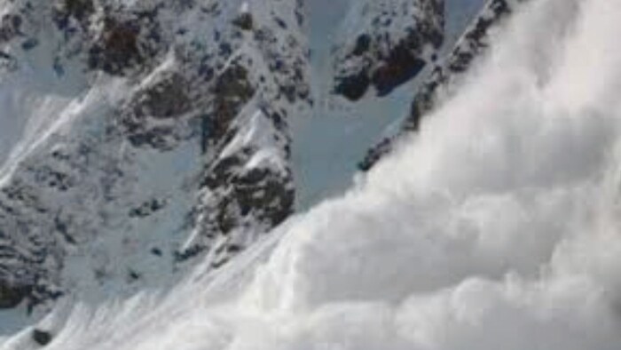 चमोली में ग्लेशियर फटने से दर्जनों मजदूर दबे